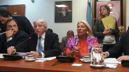 El vicecanciller Carlos Foradori al lado de la diputada Elisa Carrió, esta mañana, en la Comisión de Relaciones Exteriores