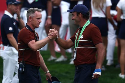 El vicecapitán Edoardo Molinari del Equipo Europa se da la mano con el capitán Luke Donald en el hoyo 18 tras los partidos de four-balls de la tarde del sábado de la Ryder Cup 2025 en el Black Course del Bethpage State Park Golf Course el 27 de septiembre de 2025 en Farmingdale, Nueva York; Europa da el golpe como visitante