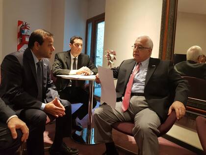 El vicegobernador de Misiones, Oscar Herrera Ahuad; el ministro de Gobierno, Marcelo Pérez, y el embajador de los Estados Unidos en la Argentina, Richard Prado