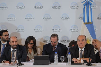 El vicejefe de Gabinete, José Rolandi, el primero a la izquierda