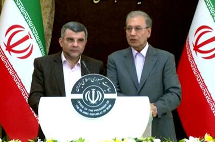 El viceministro de Salud iraní, Iraj Harirchi, y el vocero del gobierno, Ali Rabii, durante una conferencia de prensa
