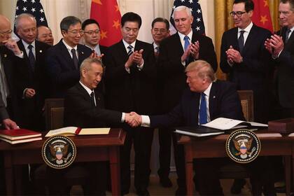 El presidente de los Estados Unidos, Donald Trump, y el viceprimer ministro de China, Liu He, en la Casa Blanca