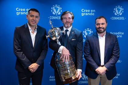 El vicepresidente de Boca con los presidentes de Conmebol, Alejandro Domínguez, y Fluminense, Mario Bittencourt, y el obsesión de Boca: la Copa Libertadores de América; en el viaje a Paraguay Riquelme fue acompañado por Ricardo Rosica, posible candidato a presidente de su espacio político.