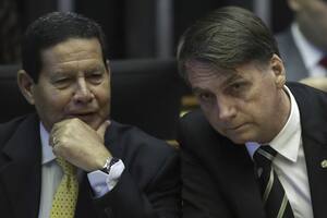 El vice de Bolsonaro les pidió a sus seguidores que "dejen de llorar" y dio indicios sobre quién le pondrá la banda a Lula