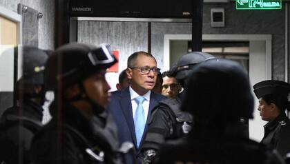 El vicepresidente de Ecuador, Jorge Glas, fue recibido en la embajada de México en Quito en calidad de "huésped" para evitar su detención