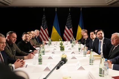 El vicepresidente de Estados Unidos, JD Vance, segundo por la derecha, y el secretario de Estado de Estaos Unidos, Marco Rubio, tercero por la derecha, se reúnen con el presidente de Ucrania, Volodimir Zelensky, durante una reunión bilateral en un aparte de la Conferencia de Seguridad de Múnich, Alemania, el 14 de febrero de 2025