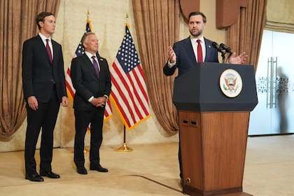 El vicepresidente de Estados Unidos, JD Vance, habla durante una conferencia de prensa tras reunirse con representantes de Pakistán e Irán mientras Jared Kushner y Steve Witkoff, enviado especial para Medio Oriente, escuchan, el domingo 12 de abril de 2026 en Islamabad.