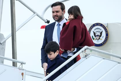 El vicepresidente de Estados Unidos, JD Vance, lleva en brazos a su hija Mirabel a su llegada al aeropuerto de Orly, para participar de la cumbre sobre IA en París, el lunes 10 de febrero de 2025.