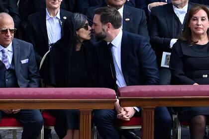 El vicepresidente de Estados Unidos JD Vance besa a su esposa durante la ceremonia inaugural del papa León XIV
