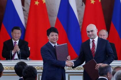El vicepresidente de Huawei, Guo Ping, selló el miércoles un acuerdo con el presidente de la operadora rusa MTS, Alexei Kornya