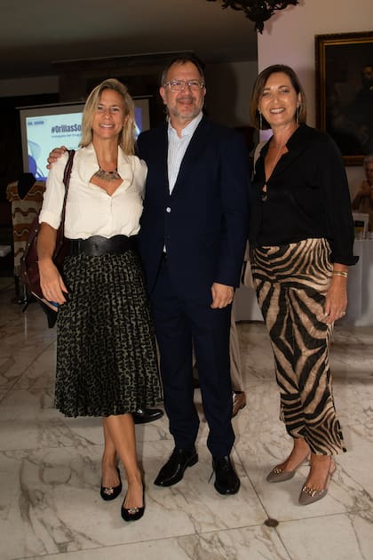 El vicepresidente de la Cámara de Diputados de la provincia de Buenos Aires, Fabián Perechodnik, Victoria Costoya y Dora Sánchez.