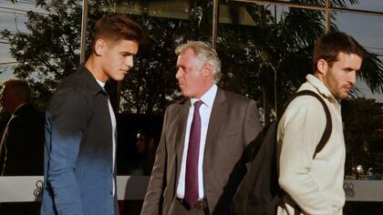 El vicepresidente de River Matías Patanián, entre Martínez Quarta y Mayada, listos para plantear la estrategia de defensa en Asunción