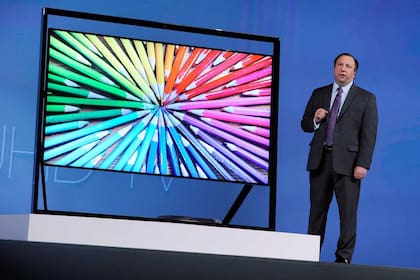 El vicepresidente de Samsung America, Joe Stinziano, presenta el televisor Ultra HDTV en la feria CES de Las Vegas