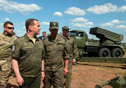 El vicepresidente del Consejo de Seguridad de Rusia y presidente del partido Rusia Unida, Dmitry Medvedev, segundo a la izquierda, visita la guarnición militar de Totsk en la región de Orenburg, Rusia, el viernes 5 de agosto de 2022. 