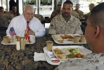 El vicepresidente Dick Cheney conversa con un infante de marina el lunes 3 de octubre de 2005, en Camp Lejeune, Carolina del Norte