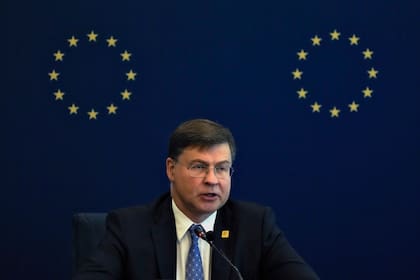El vicepresidente ejecutivo de la Comisión Europea y comisionado para Economía y Comercio, Valdis Dombrovskis, en conferencia de prensa en Beijing, el 26 de septiembre del 2023. (AP foto/Andy Wong)