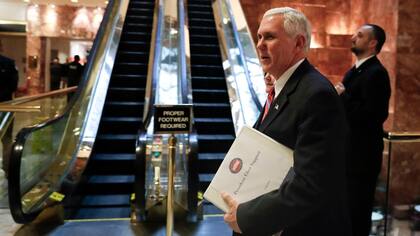 El vicepresidente electo, Mike Pence, visitó ayer a Trump en su torre