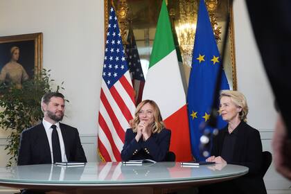 El vicepresidente estadounidense JD Vance, la primera ministra italiana Giorgia Meloni y la presidenta de la Comisión Europea Ursula von der Leyen, ayer, en Roma
