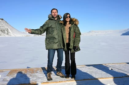 El vicepresidente estadounidense JD Vance y la segunda dama Usha Vance posan para una fotografía durante una visita a la Base Espacial Pituffik, en Groenlandia, el 28 de marzo de 2025. (Jim Watson/Pool vía AP)