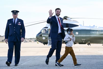 El vicepresidente estadounidense JD Vance y su hijo Vivek caminan hacia el Air Force Two en la Base Aérea Andrews en Maryland, el 5 de mayo del 2026.