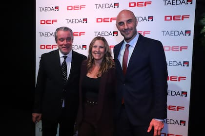 El vicepresidente Gustavo Gorriz y Yanina Logan, directora de la Fundación TAEDA, junto al autor Avi Jorisch