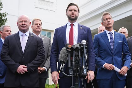 El vicepresidente JD Vance habla con los medios junto a Sean O'Brien, presidente de la Hermandad Internacional de Camioneros, de izquierda a derecha, Chris Sununu, presidente y director ejecutivo de Airlines for America, y el secretario de Transporte Sean Duffy, sobre el impacto del cierre del gobierno en la industria de la aviación, fuera del ala oeste de la Casa Blanca, el jueves 30 de octubre. 2025, en Washington. (AP Foto/Jacquelyn Martin)