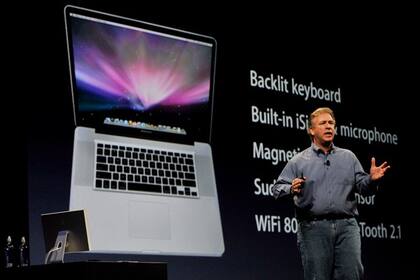 El vicepresidente Senior de Apple, Phil Schiller, presenta el nuevo equipo MacBook Pro de 17 pulgadas 