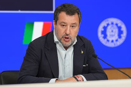 El viceprimer ministro y ministro de transporte italiano Matteo Salvini en conferencia de prensa sobre la decisión de aprobar un puente que vinculará Sicilia con la parte continental de Italia, en Roma el 6 de agosto del 2025. (AP foto/Andrew Medichini)
