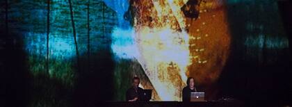 El videasta alemán Lillevan y el músico vienés Fennesz en acción