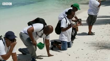 El video de la BBC recoge el momento en que los cinco deportados chagosianos vuelven a tocar por primera vez su tierra natal, sin custodia británica