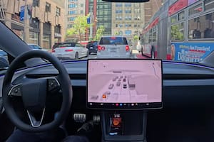 Un Tesla autónomo hizo 50 kilómetros sin que el conductor toque el volante: mirá el video