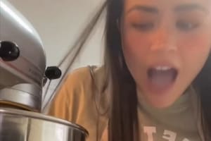 El video del accidente hogareño se volvió viral rápidamente (Captura: @natalia.sarahii)