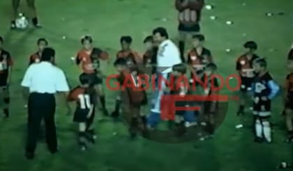 El video fue grabado en la cancha de Newell's en 1996 (Captura: YouTube Matías Sauro)