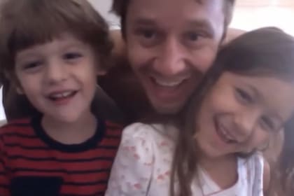 El video inédito muestra al actor junto a sus hijos Blanca y Bautista en un sillón