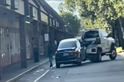 El video mostró al latino mientras conducía la grúa y dejaba al padre de la niña atrás sin prestarle atención