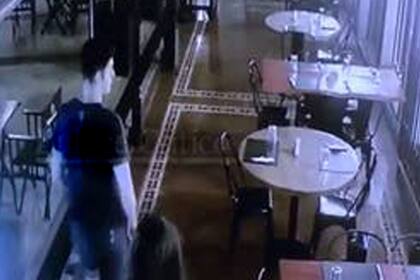 El video que muestra a Ventura en un restaurante la noche del asesinato