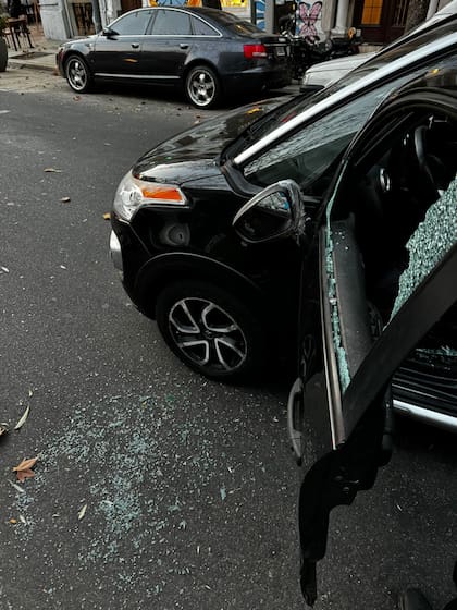 El vidrio de la camioneta que rompieron para robar el teléfono.