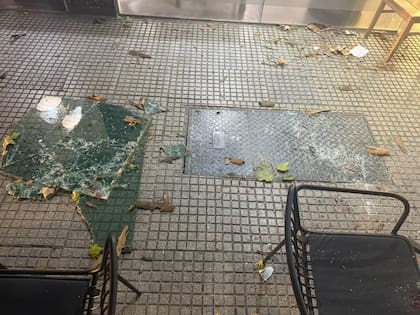 El vidrio que cayó de un cuarto piso.