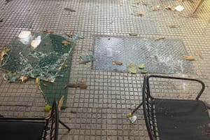 Cómo fue el momento en que un panel de vidrio cayó sobre un hombre en un café