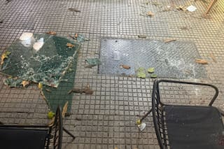 Cómo fue el momento en que un panel de vidrio cayó sobre un hombre en un café