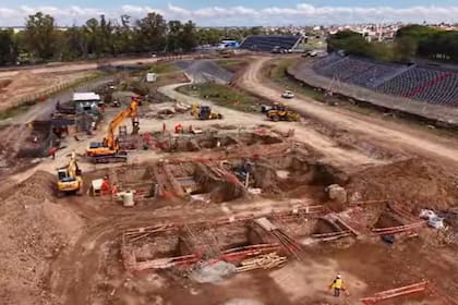 El viejo paddock y los boxes ya son historia: el Gálvez atraviesa el primer tramo de remodelación, con demoliciones, movimiento de suelos y ejecución de nuevas bases.