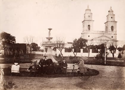 El viejo templo en donde hoy está la Catedral de San Isidro, 1885