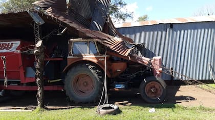El viento arrasó los techos de los galpones y afectó a la maquinaria agrícola del productor Enrique Méndez