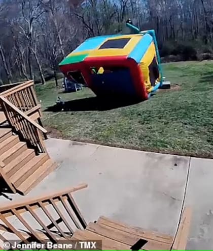 El viento arrastró el castillo inflable en dirección hacia el pequeño (Crédito: Jennifer Beane)