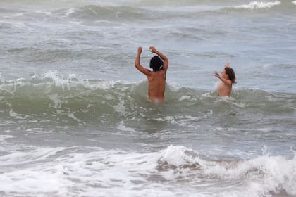 El viento es el principal enemigo en ese corredor marítimo bien abierto, sin reparos. Por eso resulta fundamental llegar con vehículos para cargar con gazebos, sombrillas, sillas y elementos de cocina frente a la ausencia absoluta de servicios