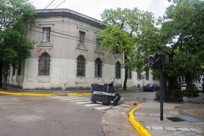 El viento fue tan fuerte durante la madrugada que hasta volcó y cambió de lugar a los contenedores en el barrio de Saavedra