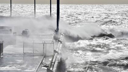 El viento y las fuertes olas vuelven a complicar las tareas de búsqueda del submarino