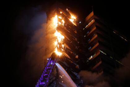 Los bomberos trabajan para apagar los incendios