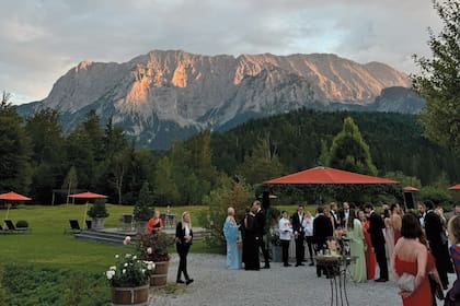 El viernes 6 al atardecer, los invitados fueron recibidos en los jardines del exclusivo hotel Schloss Elmau, con vistas a los Alpes, para un cóctel preboda, y luego pasaron a los salones, donde se sirvió el banquete.