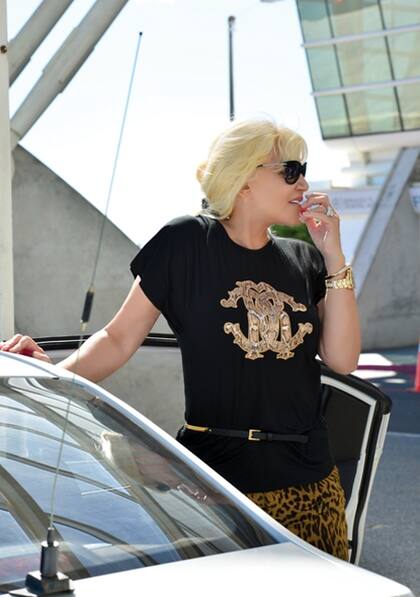 El viernes 6 al mediodía, llegó al aeropuerto de Laguna del Sauce. Lució remera Chanel y pantalón de leopardo